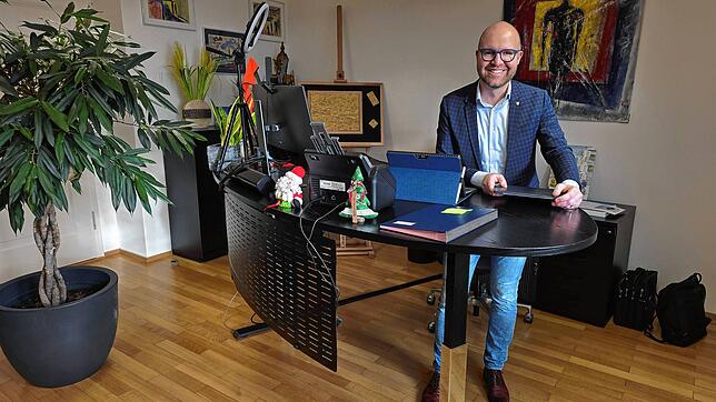 Oliver Gortat ist bald acht Jahre Bürgermeister in Sipplingen. Ob er wieder kandidiert, wird er beim Neujahrsempfang am 10. Januar ...