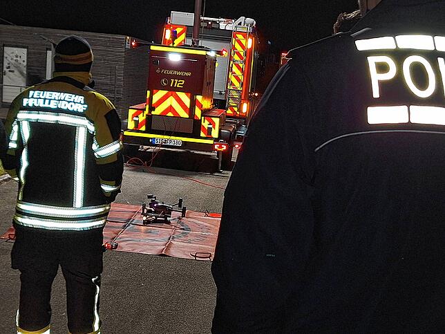 Die Feuerwehr Pfullendorf setzt bei der Suche eine Drohne ein.