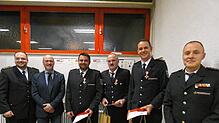 Kreisbrandmeister Dominik Rotzinger zeichnet mit dem Ehrenzeichen in Gold für 40-jährige Dienstzeit Manfred Binkert (Mitte) aus und für ...