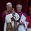 Papst Leo XIV. (l), der US-Amerikaner Robert Prevost, erscheint nach seiner Wahl auf dem Balkon des Petersdoms im Vatikan.