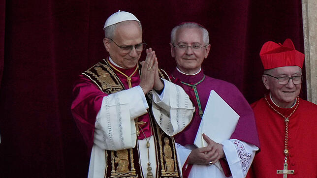 Papst Leo XIV. (l), der US-Amerikaner Robert Prevost, erscheint nach seiner Wahl auf dem Balkon des Petersdoms im Vatikan.