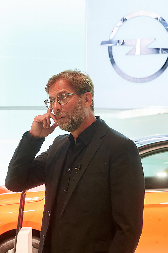 Jürgen Klopp, Cheftrainer des FC Liverpool steht am Opel-Stand vor dem auf der Messe IAA vorgestellten Opel Corsa.
