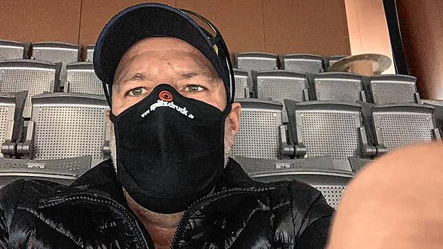 Unternehmer Joachim Spitz nutzt seine Maske als Werbeträger.