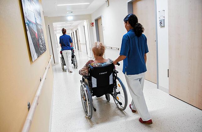 Wer keine Symptome hat und wenn die Patienten andernfalls nicht versorgt werden können, darf ab 25. Juli auch mit positivem Test unter ...
