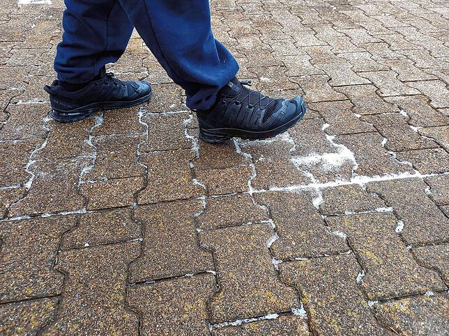 Bei Glatteis kommen auch Fußgänger schnell ins Rutschen, am Montag gibt es in der Region aber eher schneeglatte Straßen und Gehwege und ...