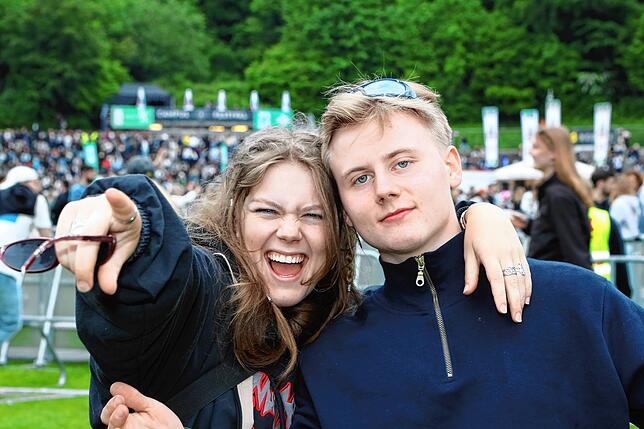 Bild 20: Strahlende Festival-Fans! Am ersten Nachmittag steigt die Stimmung