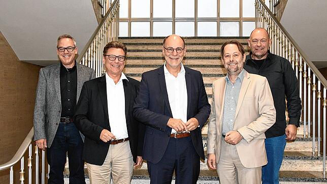 Die drei Bürgermeister Thomas Auer (Gailingen), Bernd Häusler (Singen) und Michael Klinger (Gottmadingen; vordere Reihe von links) geben ...