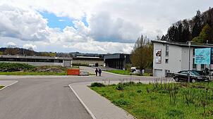 Auf der Max-Eyth-Straße, an der sich die Sporthalle, das neue Feuerwehrhaus, Wohngebäude und das künftige Wohnviertel Hinterwieden ...