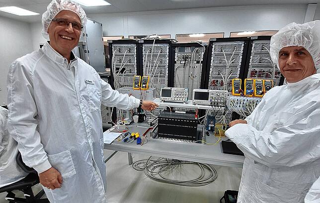 Besuch im Reinraum: Martin Blaser (links), Chefingenieur bei Advances Space Power Equipment (ASP) in Salem-Neufrach, erklärt ...