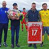 Abschied beim FC Schlüchttal: Vor dem letzten Heimspiel überreichten Sportchef Yannik Kalt und Vorsitzender Urs Wasmer (von links) ...