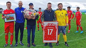 Abschied beim FC Schlüchttal: Vor dem letzten Heimspiel überreichten Sportchef Yannik Kalt und Vorsitzender Urs Wasmer (von links) ...
