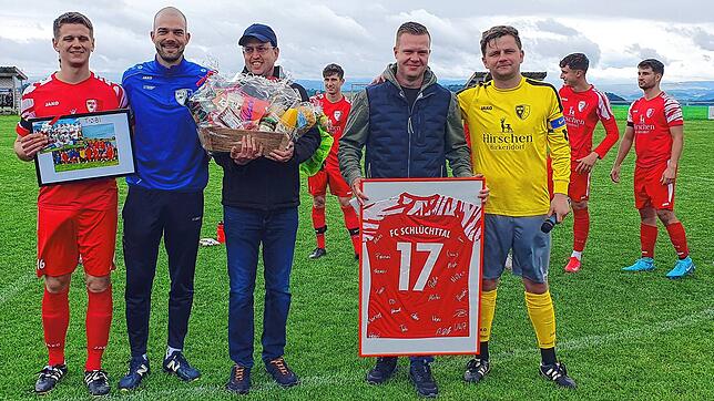 Abschied beim FC Schlüchttal: Vor dem letzten Heimspiel überreichten Sportchef Yannik Kalt und Vorsitzender Urs Wasmer (von links) ...