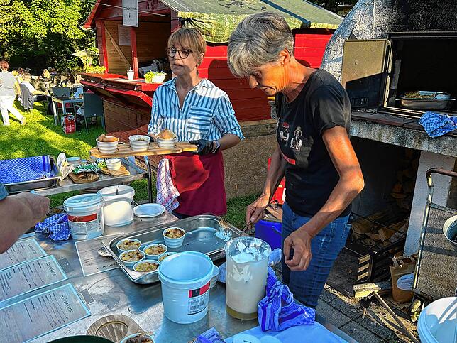 Schwäbische Tapas: Die Vorsitzende des Fördervereins für Glücksmomente, Birgit Möhrle-Beese (rechts), und Betreuungskraft Annette Kliche ...