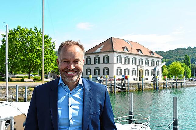 Matthias Weckbach mit dem Rathaus Ludwigshafen im Hintergrund.