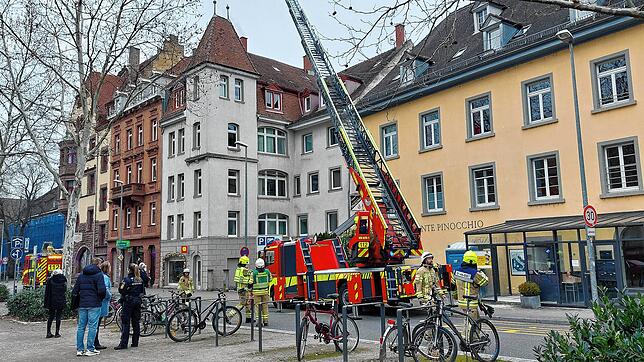 Die Feuerwehr ist am Mittwoch, 19. Februar, an der Laube im Einsatz.