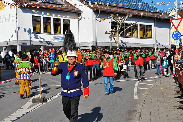 Bild 12: Fasnetssunntig-Umzug: Historische Narrenzunft Markdorf zieht alle an