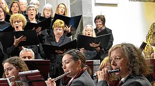Sie alle verbindet das Musizieren: Gemeinsame Konzerte mit dem Kirchenchor will die Stadtkapelle auch in Zukunft planen. Hier ein Foto ...