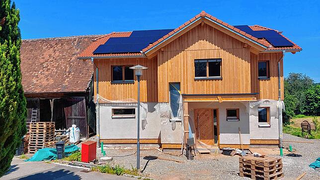 Vor etwa einem Jahr wurde die Bodenplatte für das rund 150 Quadratmeter messende Haus angefertigt, jetzt ist der Neubau fast bezugsbereit.