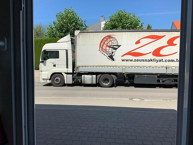 Wenn Mario Maier seine Haustür öffnet, blickt er auf einen LKW.