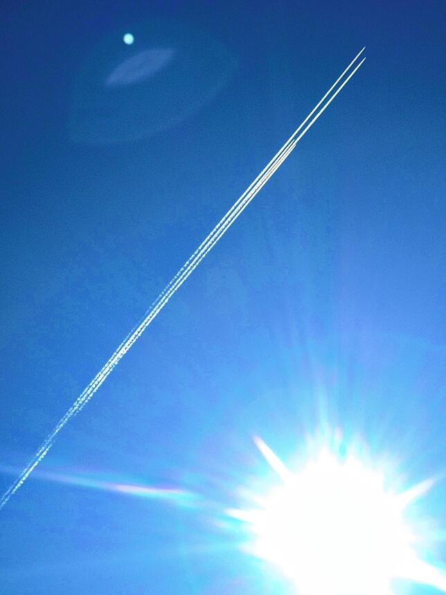 Flugzeuge waren an den Spitzen der Kondensstreifen keine zu erkennen.