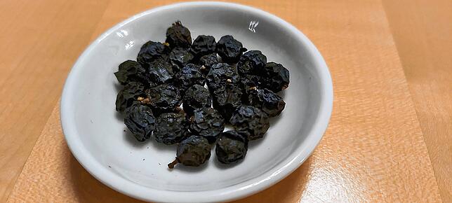 Getrocknete Früchte der Schlehe.