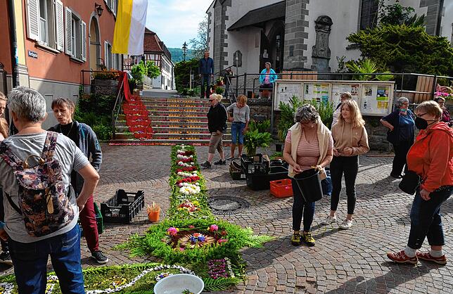 Fast fertig: der Blumenteppich vor der Kirche.