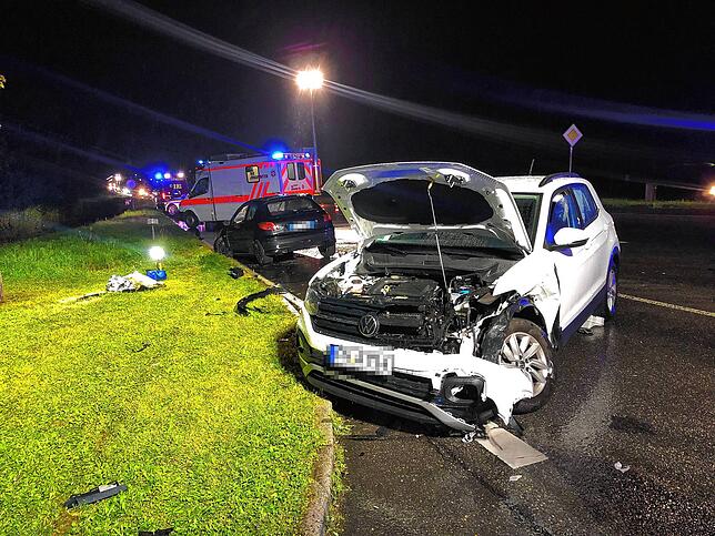 Rettungsdienst und Feuerwehr waren im Einsatz, die Straße teilweise komplett gesperrt.