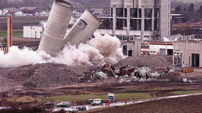 Als die großen Türme fielen: Unser Archivbild zeigt die Sprengung zweier Silos des Zementwerks Geisingen am 14. Februar 2007.