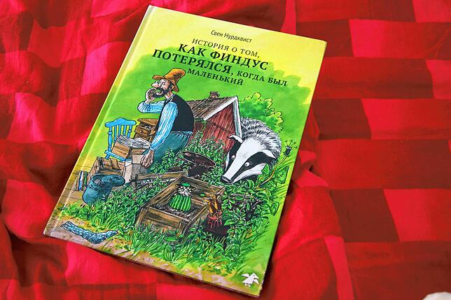 Petterson und Findus auf Russisch: Eine Freundin hat extra ein Kinderbuch für die beiden kleinen Ukrainer besorgt. Deren Muttersprache ...