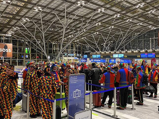 Lange Schlange am Check-In.