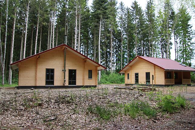 Für den Waldkindergarten Buntspechte wurden im Osterholz bei Airach zwei Hütten errichtet.