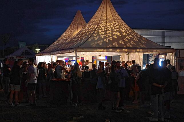 Bild 10: Elektro-Fans versammeln sich am See: Klein Venedig wird am Samstagabend zur Freiluftparty