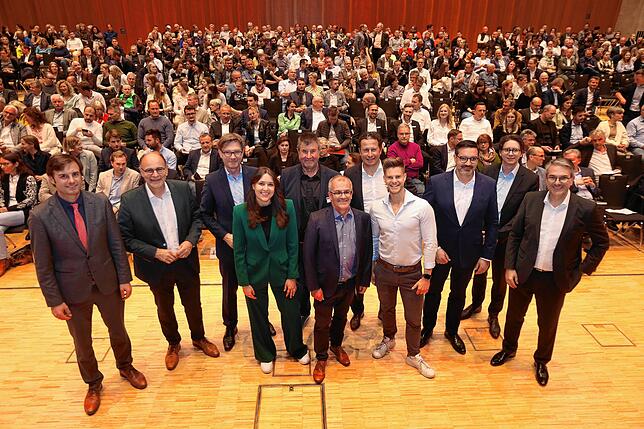 Das Thema KI oder K.O. lockte etwa 600 Besucher zum Abendvortrag des Wirtschaftsforums in die Singener Stadthalle. Im Bild sind (hinten, ...
