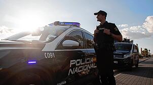 ARCHIV – 10.09.2024, Spanien, Palma: Ein Polizist der spanischen Policia Nacional patroulliert am Strand von El Arenal auf Mallorca. (zu ...