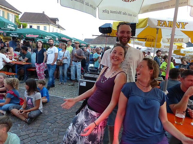 Die Musik und heiße Rhythmen animierten zum Mitmachen und Tanzen, wie hier Michelle, Felix und Anja.