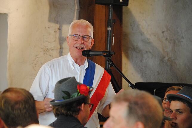 Stolz: Bockgewinner Klaus Danner mit Scherpe beim Gulaschessen der Junggesellen in der Waldshuter Stadtscheuer.