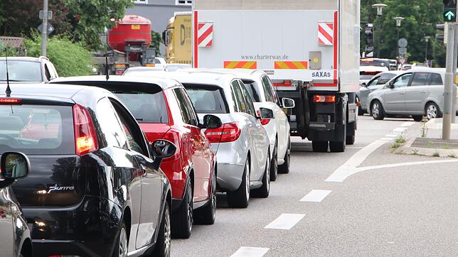 Viel Verkehr, viele Abgase: An zwei Orten in der Stadt wird demnächst die Luftqualität gemessen, mit der die Kurstadt ihr Prädikat „Bad“ ...