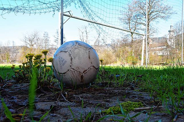 Handlungsbedarf: Angesichts ungeklärter Besitzverhältnisse steht eine Sanierung des Sportfeldes der Spvgg. Wehr im Juch noch in den ...