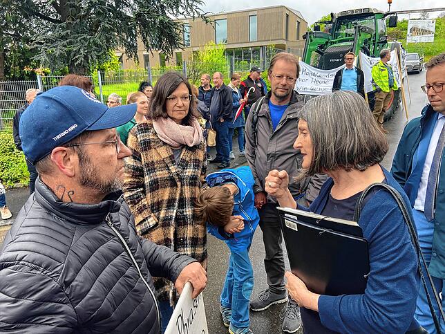 Da war es dann eher schwierig: Bürger in Allensbach, enttäuscht über den langsamen Fortschritt beim B-33-Ausbau, bereiten ...