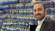 Händler Erdem führt seinen Amulett-Laden auf dem Tahtakale-Markt in dritter Generation.