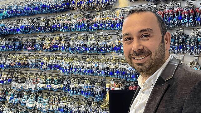 Händler Erdem führt seinen Amulett-Laden auf dem Tahtakale-Markt in dritter Generation.