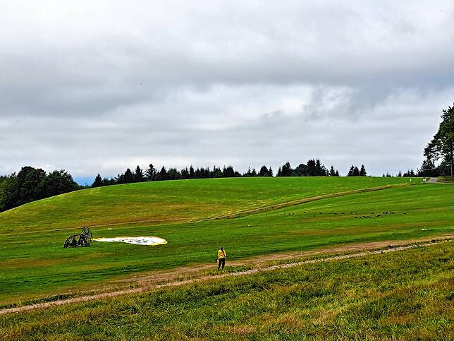 Der Motorgleiter der Waldrappenfreunde liegt beim Flugplatz Hütten auf der Wiese zum Start bereit.