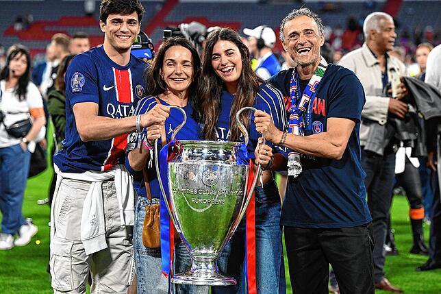Trainer Luis Enrique von Paris jubelt mit seiner Frau Elena Cullell und seinen Kindern nach dem Finalsieg mit dem Pokal.
