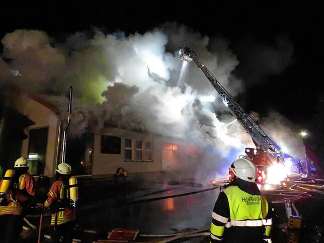 Der Vollbrand entsteht: Gegen 23.45 Uhr frisst sich der Brand durch die Decke in die Schreinerei durch. Die Chancen schwinden, das Feuer ...