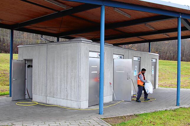 Die Toilettenanlage auf dem Rastplatz Räthisgraben wird dreimal täglich durch eine von der Autobahnmeisterei beauftragte Firma gereinigt.