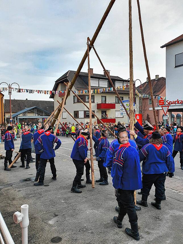 Bild 11: Bilder vom Umzug und Narrenbaumstellen in Ludwigshafen bei der Krone