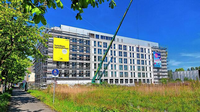 Nach dem Hotelneubau Hampton by Hilton und dem Parkhaus ist das dritte Gebäude mit seiner Klinkerfassade zwischen Reichenau- und ...