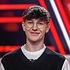 Finalist Jakob steht vor dem Finale der Show ·The Voice Kids· auf der Bühne. Jakob hat das Finale der 12. Staffel gewonnen.