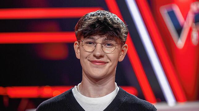 Finalist Jakob steht vor dem Finale der Show ·The Voice Kids· auf der Bühne. Jakob hat das Finale der 12. Staffel gewonnen.