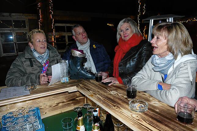 Bild 13: Gäste feiern Après-Ski-Party im Gasthaus „Löwen“ zur Musik von DJ Aleks. Hüttengaudi ist ein Hit.